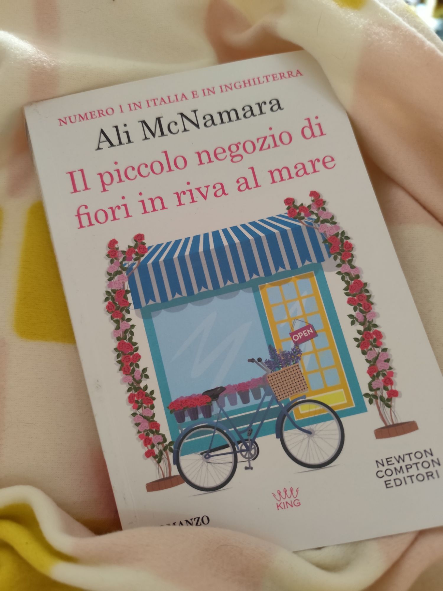 Alla scoperta di Il piccolo negozio in riva al mare: una favola moderna tra fiori, mare e magia